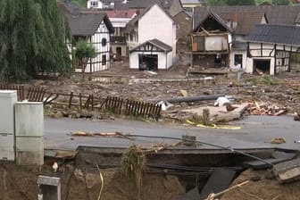 Verwüstung durch Tief "Bernd": Diese Aufnahmen zeigen, wie angespannt die Hochwasserlage am Freitag im Westen Deutschlands noch ist.