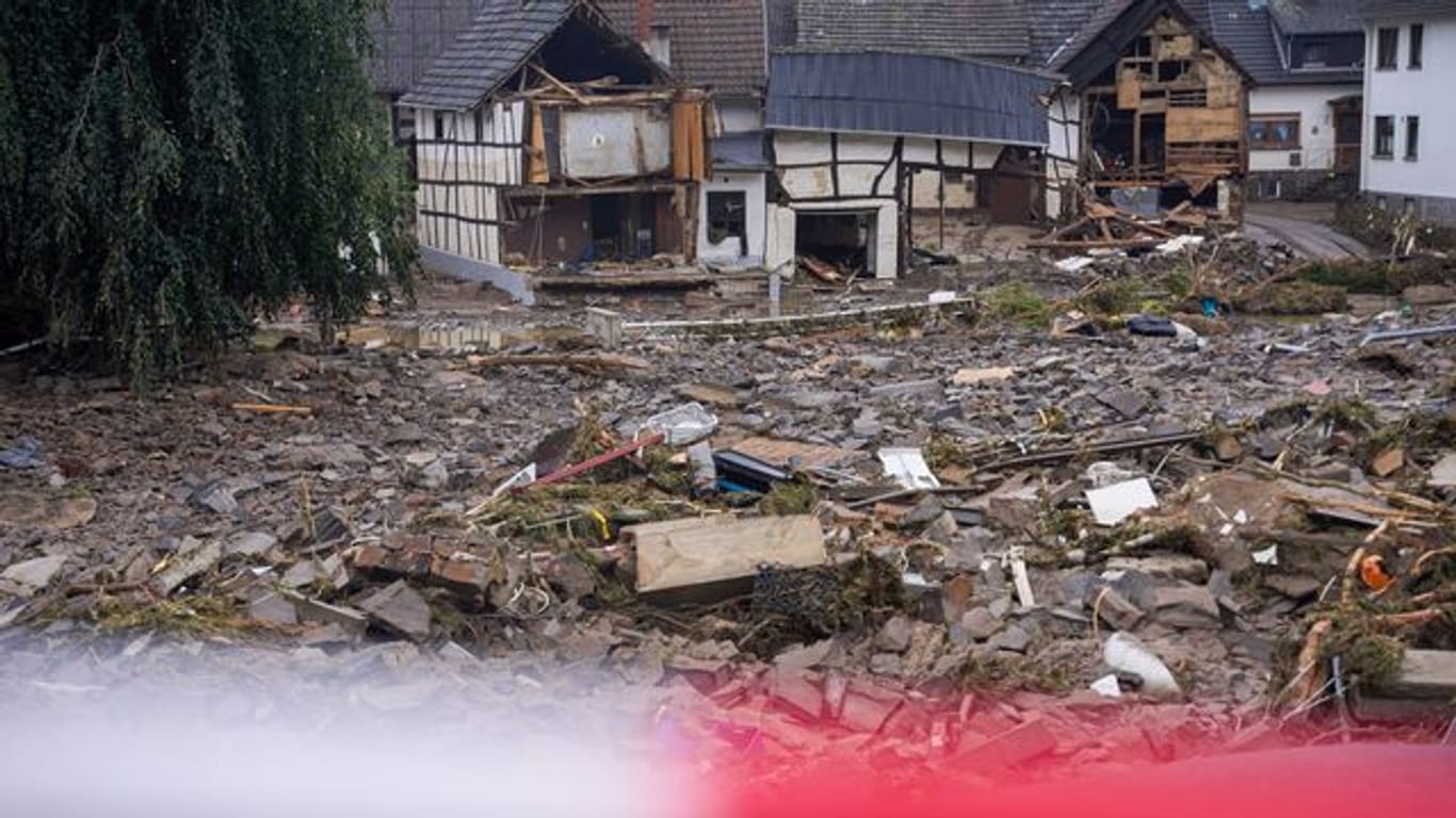 Trümmer sind am Tag nach der Hochwasserkatastrophe zu sehen