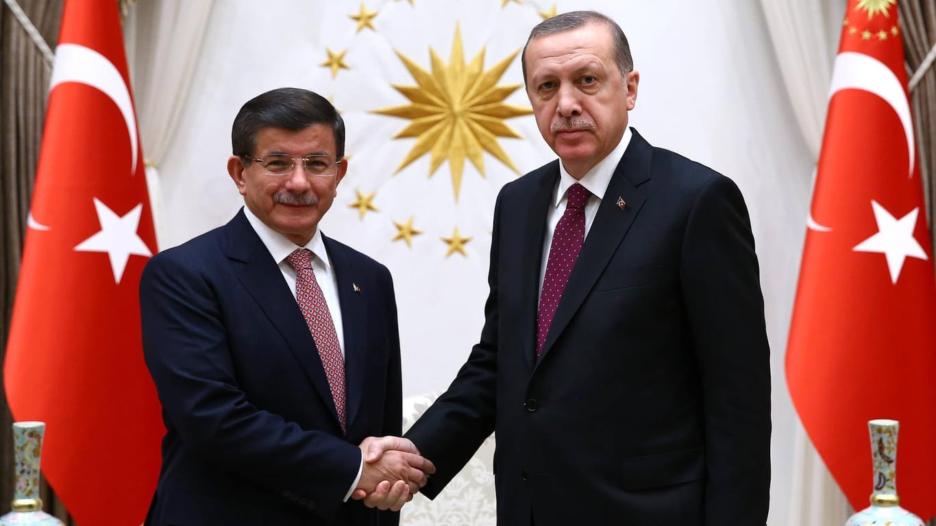Ahmet Davutoğlu (li.) und Recep Tayyip Erdogan (re.): Der ehemalige Premierminister der Türkei kritisiert Erdogan.