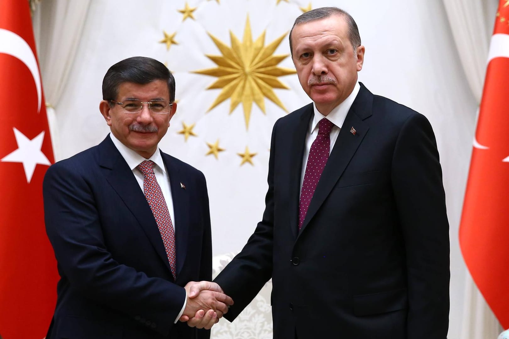 Ahmet Davutoğlu (li.) und Recep Tayyip Erdogan (re.): Der ehemalige Premierminister der Türkei kritisiert Erdogan.