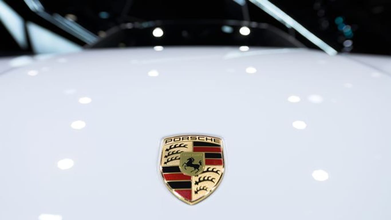 Ein Porsche-Logo ist auf einer Motorhaube zu sehen