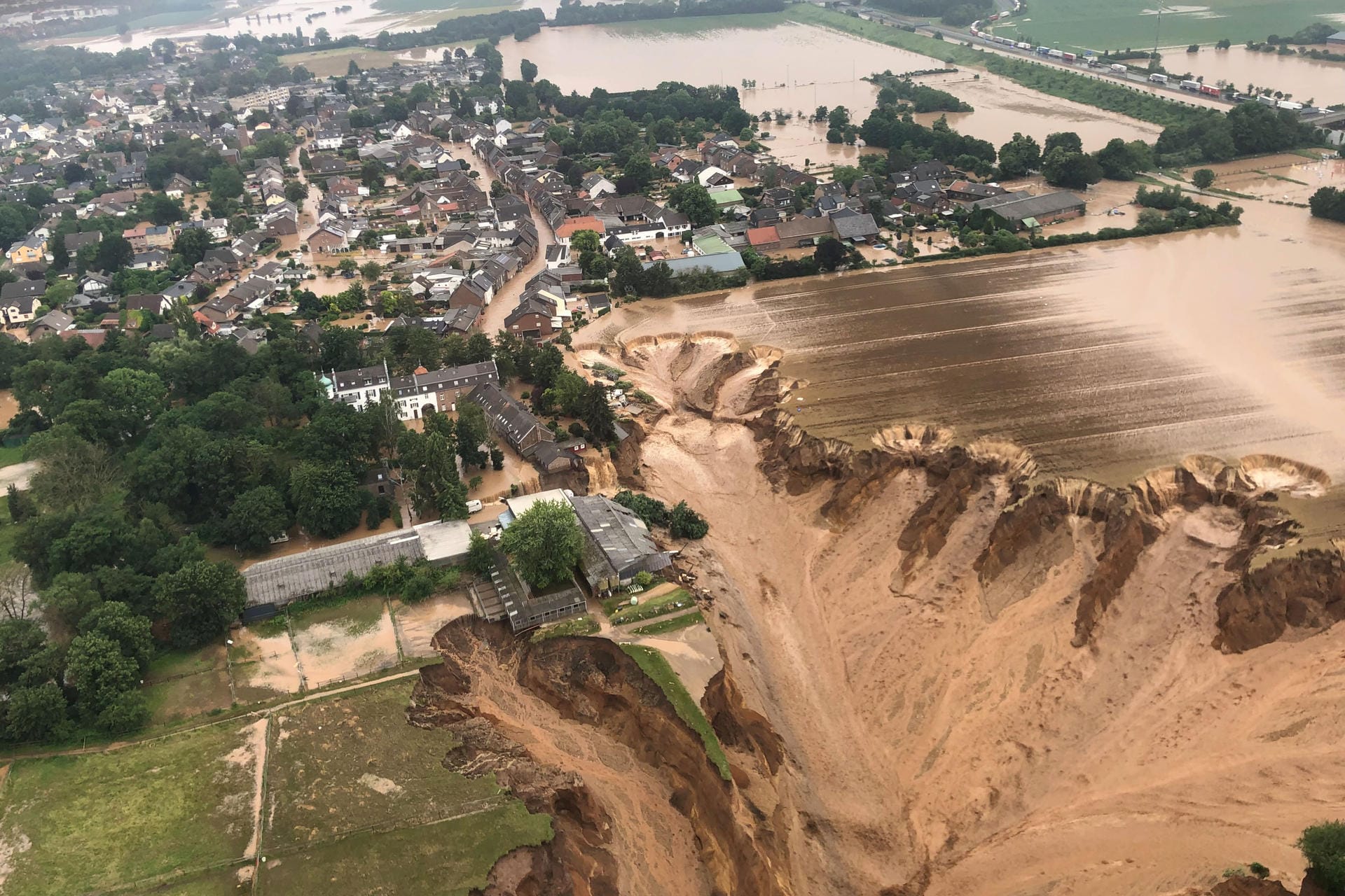 Blick von oben auf Erftstadt-Blessem: Die Wassermassen sorgten für eine dramatische Situation.