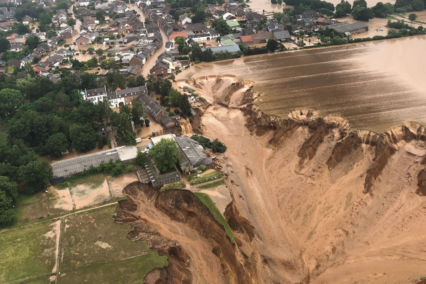 Blick von oben auf Erftstadt-Blessem: Die Wassermassen sorgten für eine dramatische Situation.