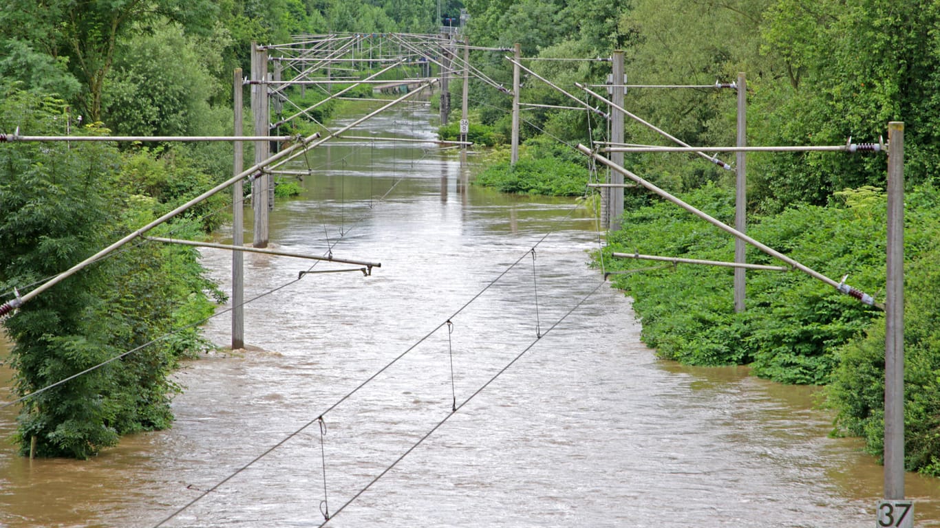 Extremunwetter und Überflutung durch Hochwasser: Die Eisenbahnlinie S9 in Essen ist überflutet, zerstört und nicht mehr befahrbar geworden.