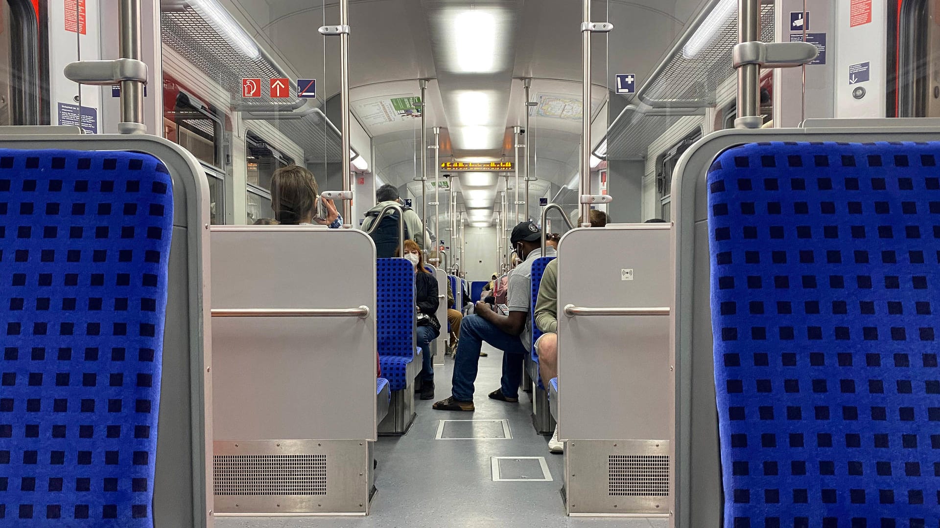 Blick in eine Münchner S-Bahn (Symbolbild): Weil sich ein Paar in der Bahn sexuell vergnügte, gab es Verspätungen. Blick in eine Münchner S-Bahn (Symbolbild): Weil sich ein Paar in der Bahn sexuell vergnügte, gab es Verspätungen.