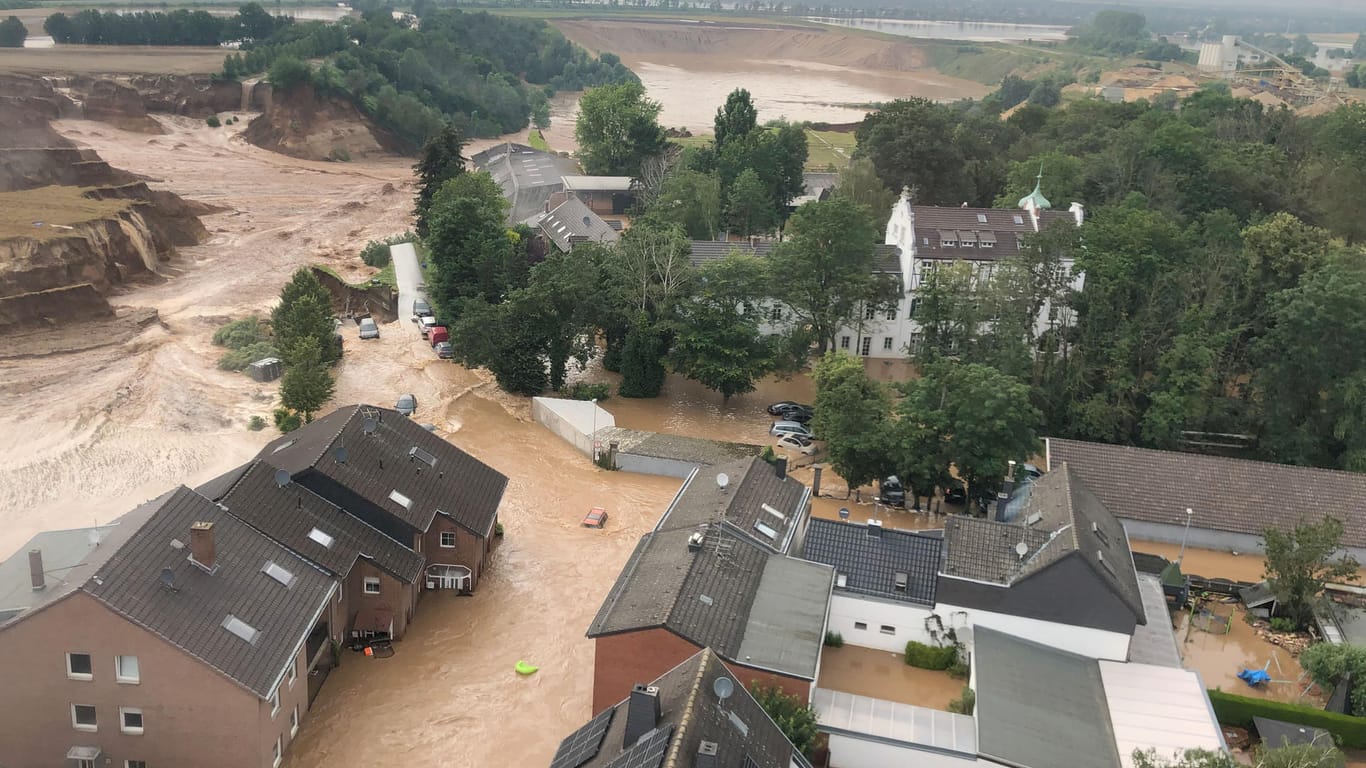 Überschwemmte Häuser und überflutete Straßen: In Erftstadt soll es Todesopfer geben.
