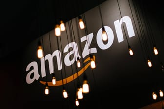 Amazon-Logo (Symbolbild): Aktien von Technologie-Unternehmen notieren auf einem Rekordhoch.