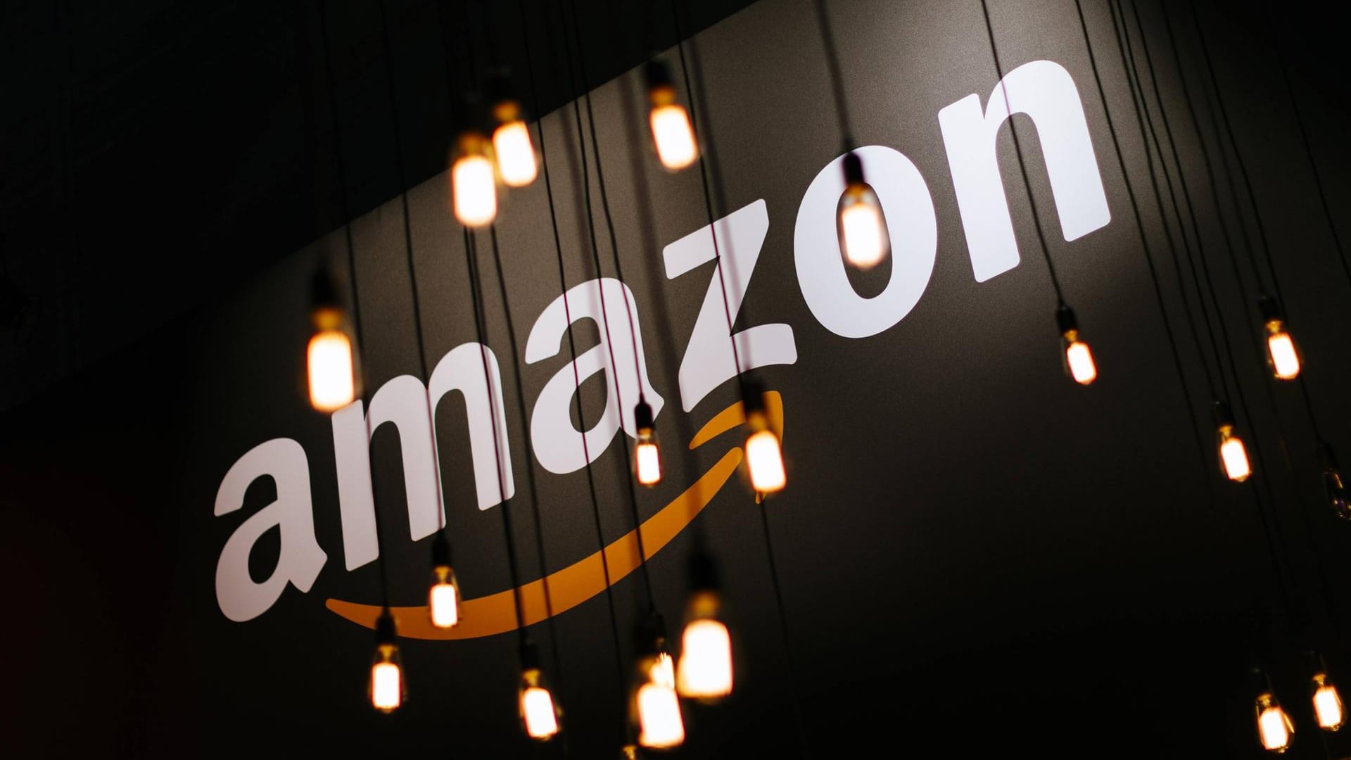 Amazon-Logo (Symbolbild): Aktien von Technologie-Unternehmen notieren auf einem Rekordhoch. Amazon-Logo (Symbolbild): Aktien von Technologie-Unternehmen notieren auf einem Rekordhoch.