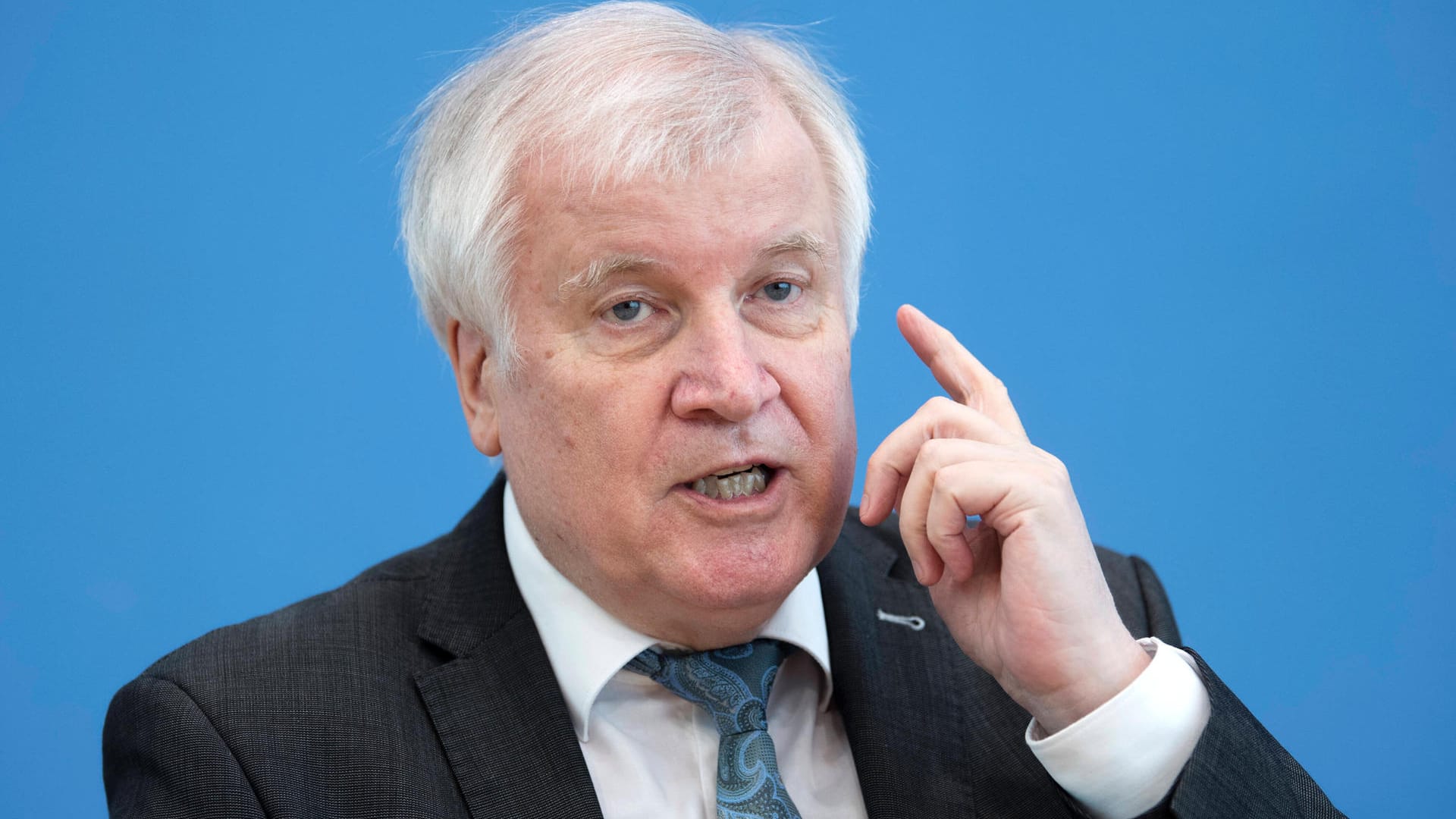 Horst Seehofer: Der CSU-Politiker verspricht den Flutopfern Hilfe.