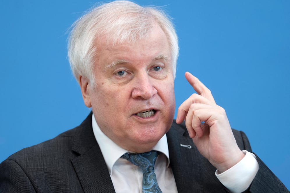 Horst Seehofer: Der CSU-Politiker verspricht den Flutopfern Hilfe.