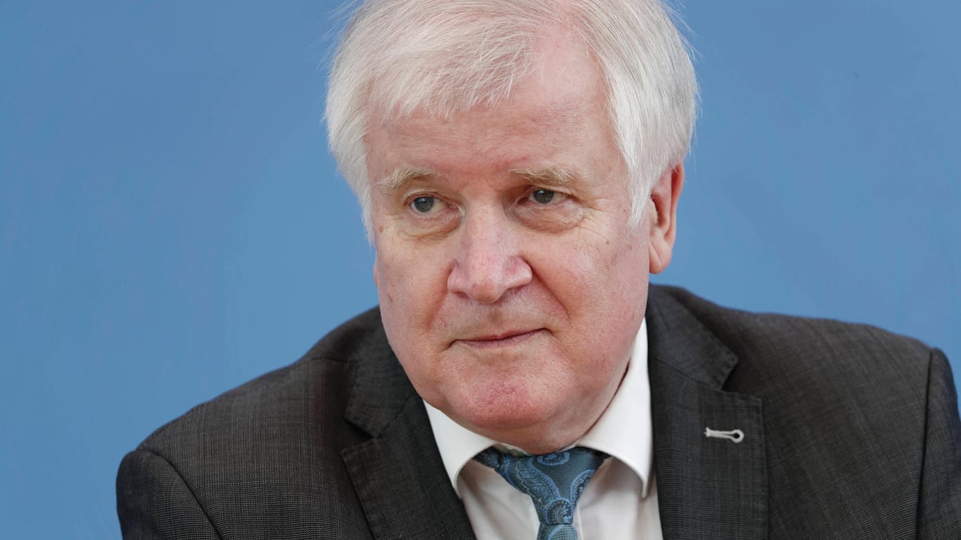 Horst Seehof: Der Bundesinnenminister verspricht den Flutopfern ein großes finanzielles Hilfspaket.