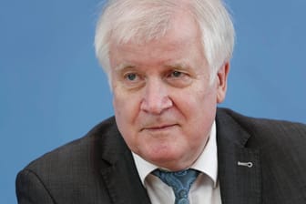 Horst Seehof: Der Bundesinnenminister verspricht den Flutopfern ein großes finanzielles Hilfspaket.