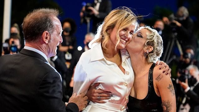 Die Schauspielerin Agathe Rousselle (r) drückt der Regisseurin Julia Ducournau in Cannes ein Küsschen auf. Die Schauspielerin Agathe Rousselle (r) drückt der Regisseurin Julia Ducournau in Cannes ein Küsschen auf.