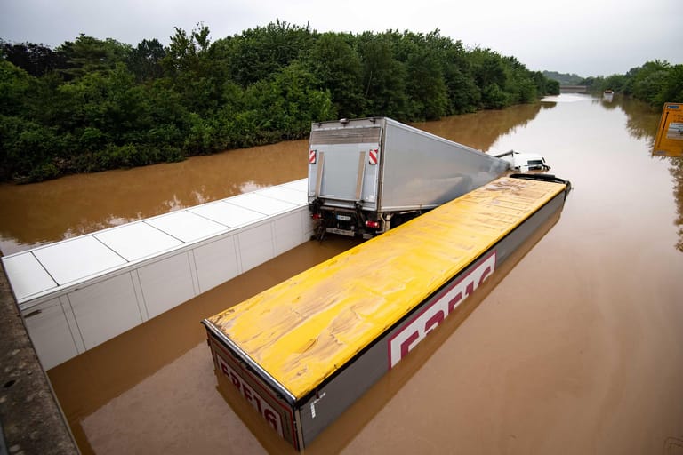 Erftstadt, Nordrhein-Westfalen: Lastwagen sind auf der überfluteten Bundesstraße 236 ineinander verkeilt.