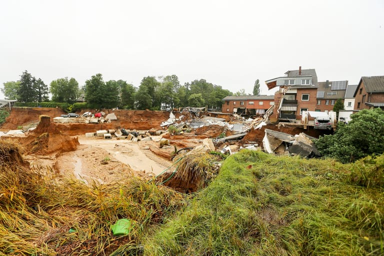 Erftstadt, Nordrhein-Westfalen: Trümmer eingestürzter Häuser liegen im Ortsteil Bessem.