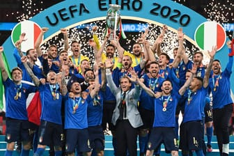 Jubelnde Italiener: Der Europameister will nun in naher Zukunft selbst ein Turnier austragen.