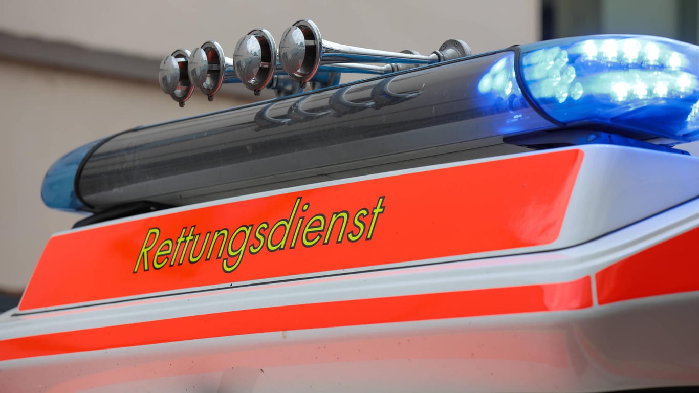 Rettungswagen mit Blaulicht (Symbolbild): In Berlin ist ein Mann in einem Schlafsack angegriffen und schwer verletzt worden.