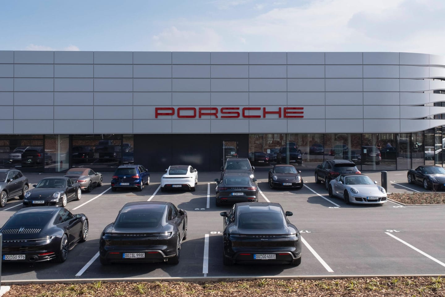 Porsche-Fahrzeuge vor einem Autohaus (Symbolbild): Der Sportwagenbauer stellte im ersten Halbjahr 2021 einen Absatzrekord auf. Porsche-Fahrzeuge vor einem Autohaus (Symbolbild): Der Sportwagenbauer stellte im ersten Halbjahr 2021 einen Absatzrekord auf.