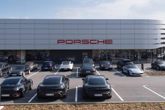 Porsche-Fahrzeuge vor einem Autohaus (Symbolbild): Der Sportwagenbauer stellte im ersten Halbjahr 2021 einen Absatzrekord auf.