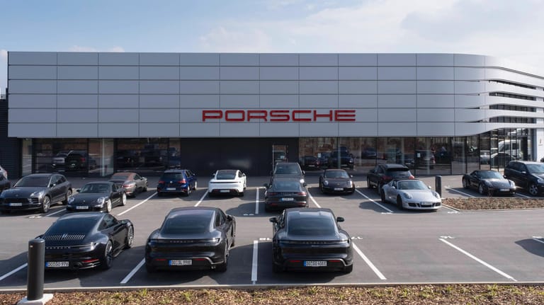 Porsche-Fahrzeuge vor einem Autohaus (Symbolbild): Der Sportwagenbauer stellte im ersten Halbjahr 2021 einen Absatzrekord auf.
