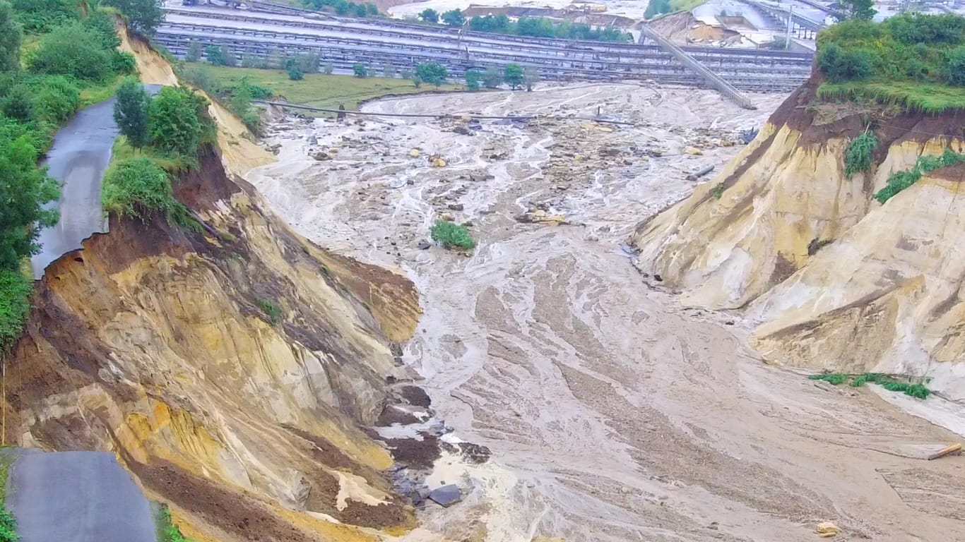 Wasser fließt in den Tagebau Inden: Der Hochwasser führende Fluss Inde hat sich seinen Weg gebahnt.