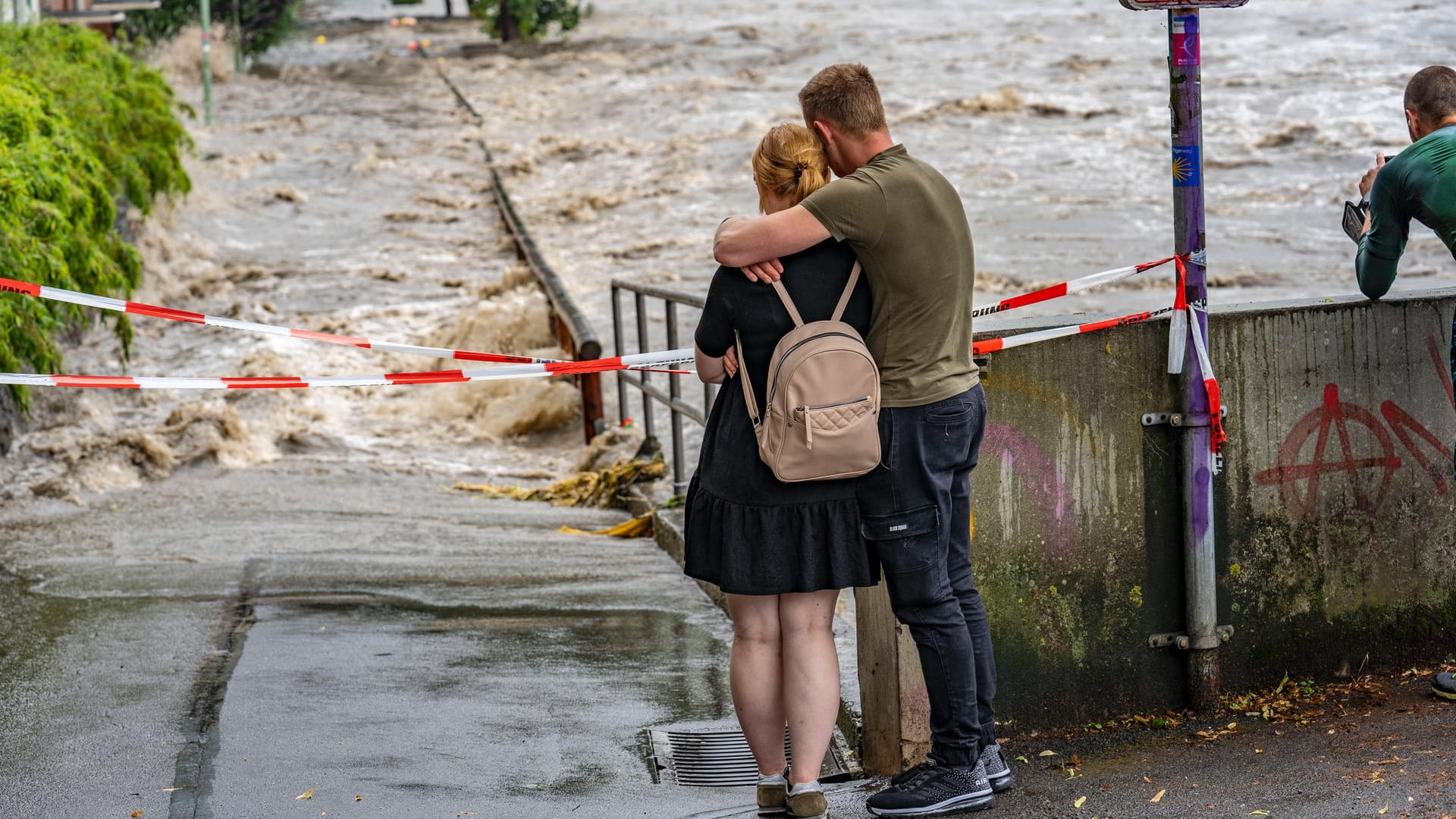 Menschen stehen an einer Absperrung am überlaufenden Baldeneysee in Essen: In NRW haben Gaffer teilweise die Rettungskräfte behindert. Menschen stehen an einer Absperrung am überlaufenden Baldeneysee in Essen: In NRW haben Gaffer teilweise die Rettungskräfte behindert.