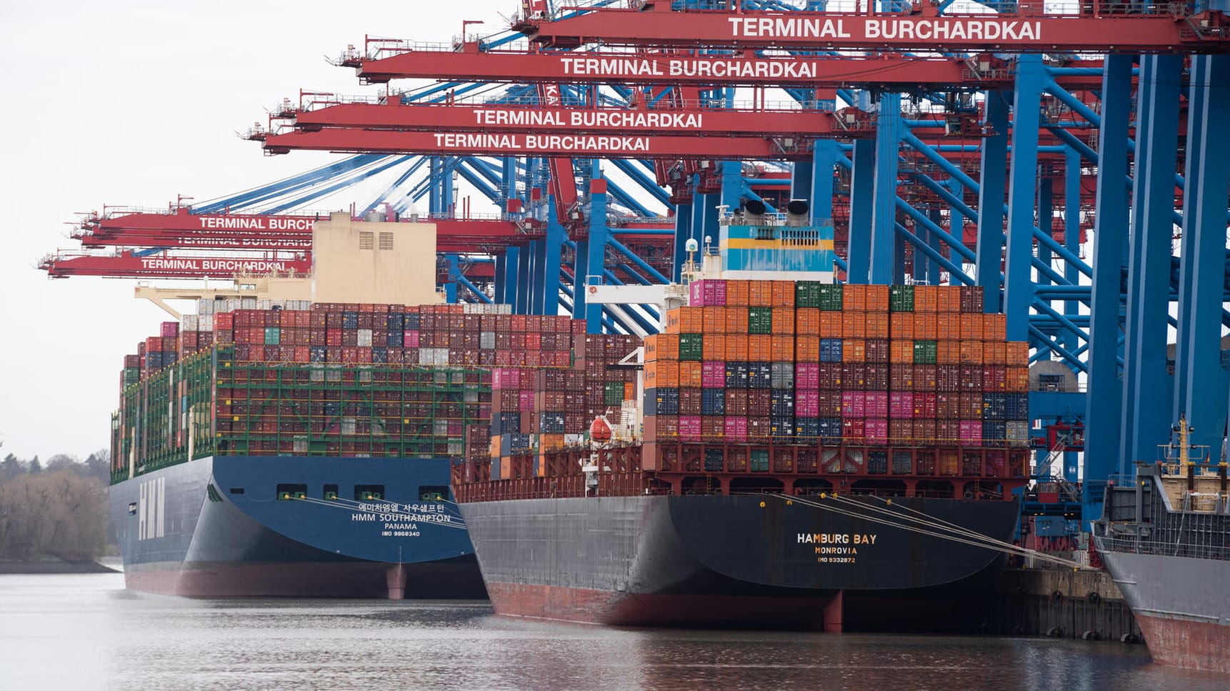 Containerschiffe im Hamburger Hafen (Archivbild): Die Lieferketten sind seit Monaten durcheinandergewirbelt.