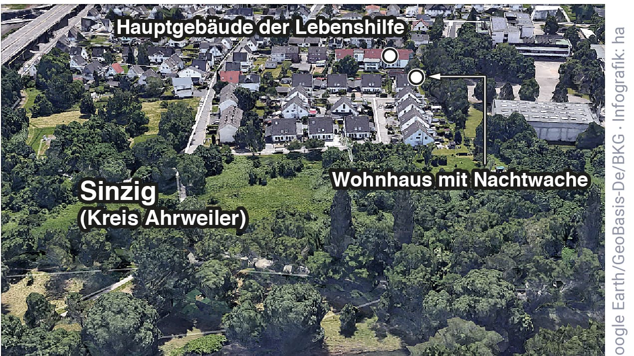 Die Einrichtung liegt mehr als 200 Meter vom Ufer der Ahr entfernt. Bewohner leben im Haupthaus, aber auch in Doppelhaushälften. Dorthin war die Nachtwache laut Lebenshilfe-Geschäftfsührung gegangen und dann dort von den schnell steigenden Fluten eingeschlossen.