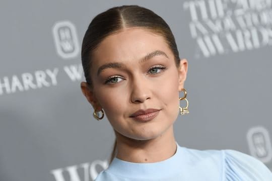 Gigi Hadid, Model aus den USA, lässt aus dem Off von sich hören.