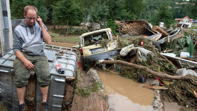 Bewohner im Dorf Insul in Rheinland-Pfalz: Viele Menschen haben in den Fluten ihr ganzes Hab und Gut verloren.