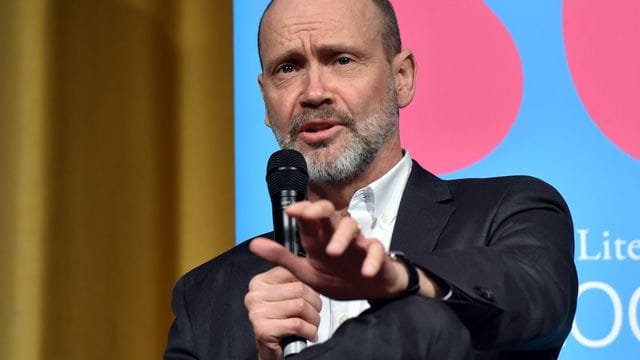 Der britische Thriller-Autor Simon Beckett schwärmt über seine Frau.