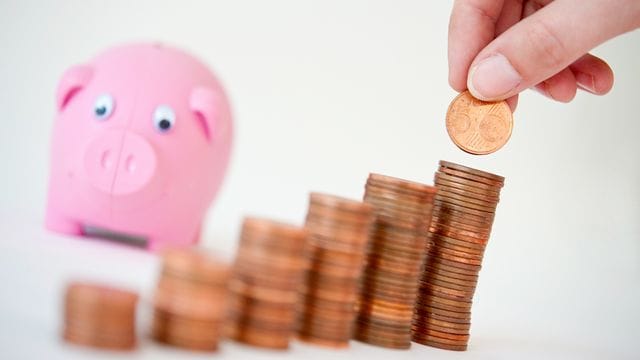 Das Geldvermögen der Deutschen hat sich laut Bundesbank seit Ende 2020 um 192 Milliarden Euro erhöht. Das Geldvermögen der Deutschen hat sich laut Bundesbank seit Ende 2020 um 192 Milliarden Euro erhöht.