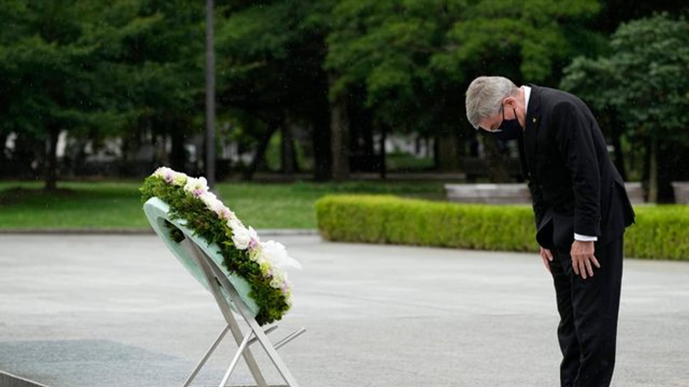 IOC-Präsident Thomas Bach legt während seines Besuchs einen Kranz in Hiroshima nieder.