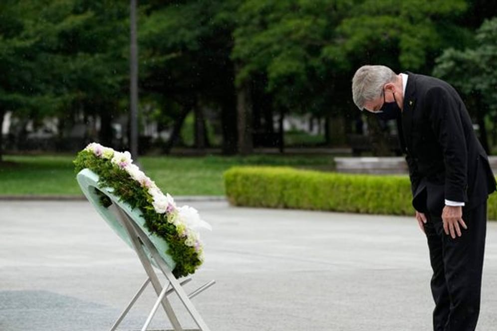 IOC-Präsident Thomas Bach legt während seines Besuchs einen Kranz in Hiroshima nieder.