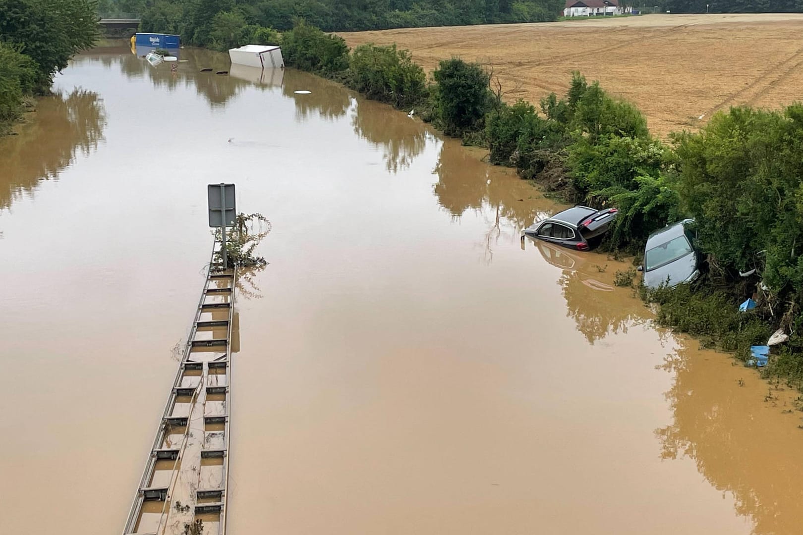 Überflutet: Auch das Verkehrsnetz im Westen ist massiv vom Hochwasser betroffen.