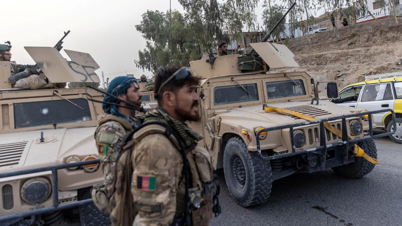 Im Krieg: Afghanische Sicherheitskräfte auf einem Foto des getöteten Reporters Danish Siddiqui.