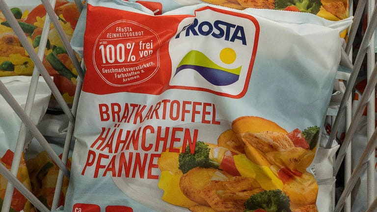 Frosta im Tiefkühlregal: Der Lebensmittelhersteller kündigte nun Preissteigerungen für seine Produkte an.