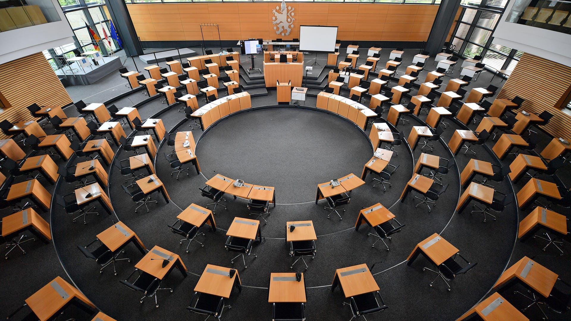 Der Plenarsaal des Thüringer Landtags: Der Landtag wird nicht aufgelöst, weil die nötige Zwei-Drittel-Mehrheit nicht gesichert ist. Der Plenarsaal des Thüringer Landtags: Der Landtag wird nicht aufgelöst, weil die nötige Zwei-Drittel-Mehrheit nicht gesichert ist.