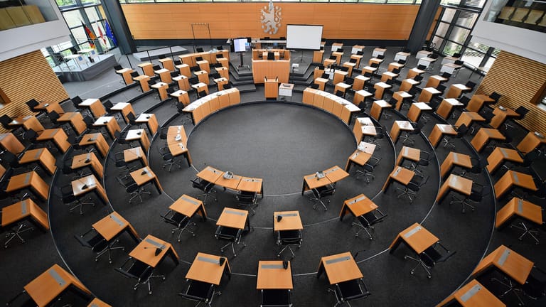 Der Plenarsaal des Thüringer Landtags: Der Landtag wird nicht aufgelöst, weil die nötige Zwei-Drittel-Mehrheit nicht gesichert ist.