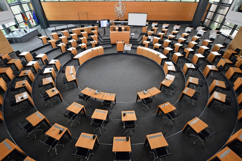 Der Plenarsaal des Thüringer Landtags: Der Landtag wird nicht aufgelöst, weil die nötige Zwei-Drittel-Mehrheit nicht gesichert ist.