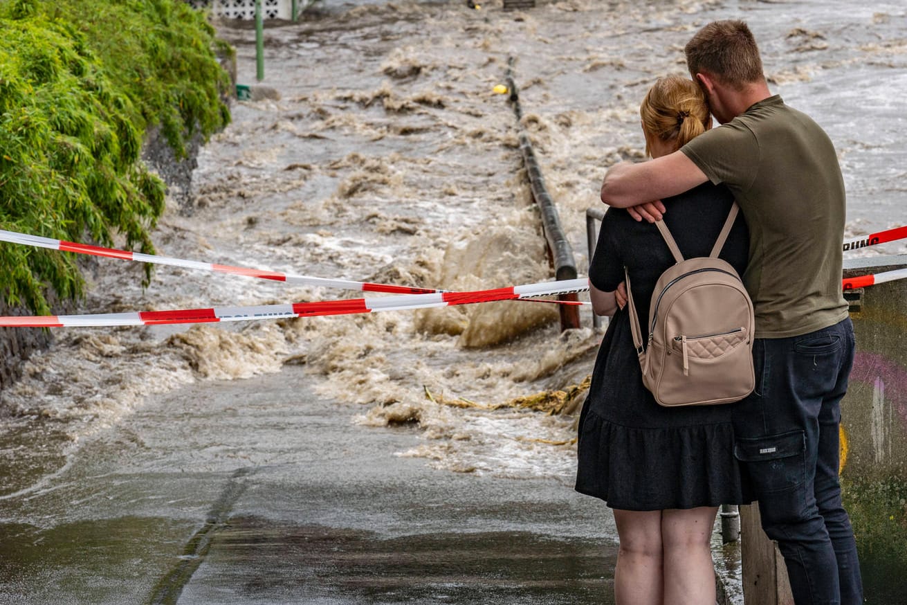 Wassermassen tosen durch die Stauwehre des Baldeneysees (Symbolbild): In Essen erreichte die Ruhr am Mittwoch den höchsten Pegelstand, der je gemessen wurde.