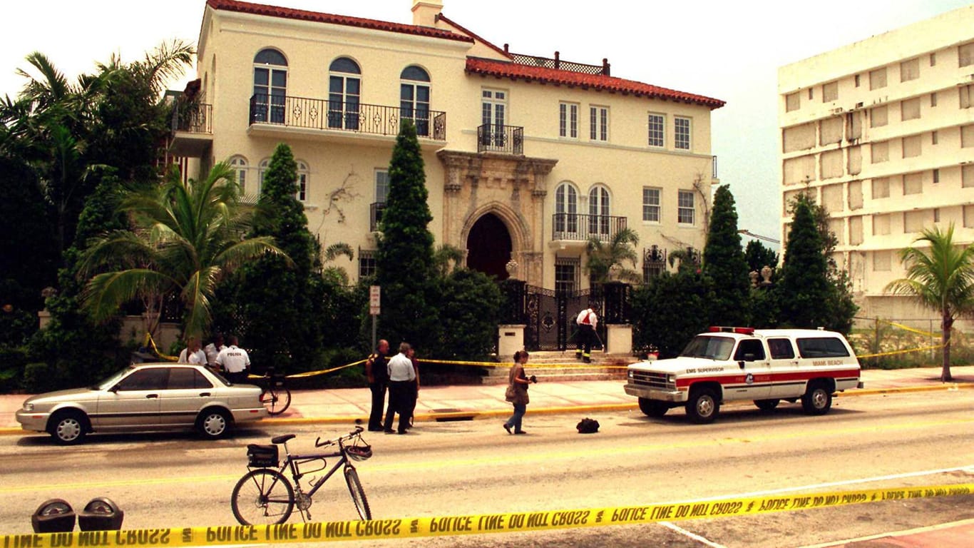 Die Villa des ermordeten Modedesigners Gianni Versace nach der Tat im Jahr 1997