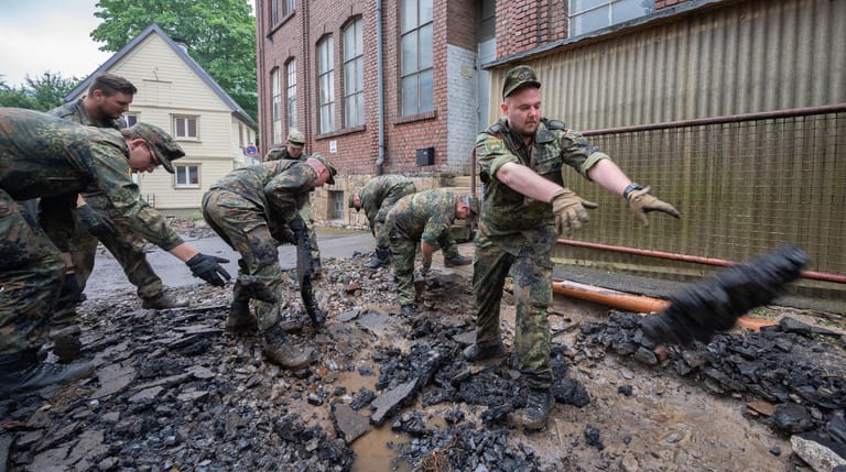 Hagen, Nordrhein-Westfalen: Soldaten der Bundeswehr helfen bei den Aufräumarbeiten der Verwüstungen, die die Wassermassen verursacht haben.