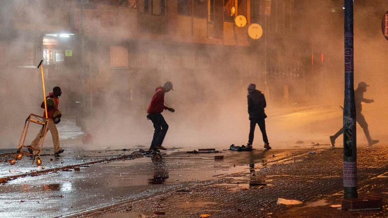 Demonstranten auf einer von Tränengas verqualmten Straße: Der Gewalt in Südafrika sind bislang mehr als 120 Menschen zum Opfer gefallen.