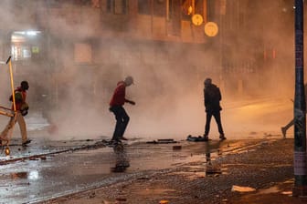 Demonstranten auf einer von Tränengas verqualmten Straße: Der Gewalt in Südafrika sind bislang mehr als 120 Menschen zum Opfer gefallen.
