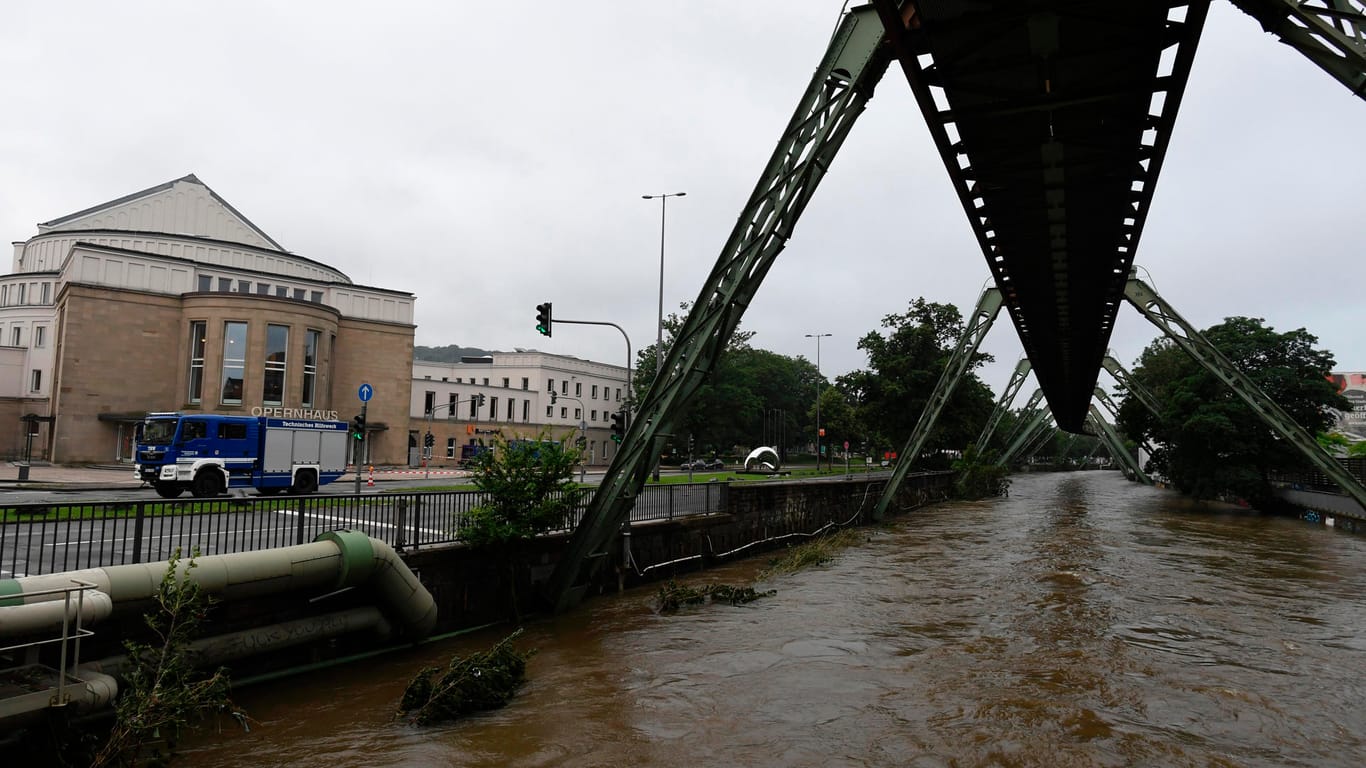 Ein Fahrzeug des Technischen Hilfswerks (THW) steht vor dem Opernhaus in Wuppertal: Teile der Stadt waren am Donnerstag überflutet.
