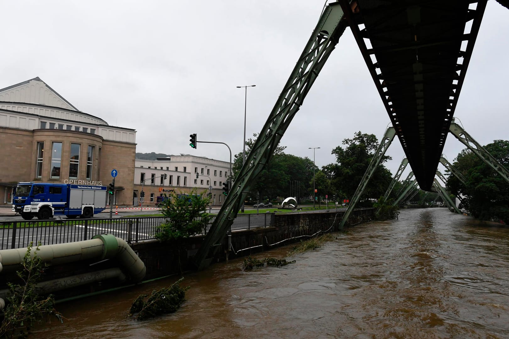 Ein Fahrzeug des Technischen Hilfswerks (THW) steht vor dem Opernhaus in Wuppertal: Teile der Stadt waren am Donnerstag überflutet.