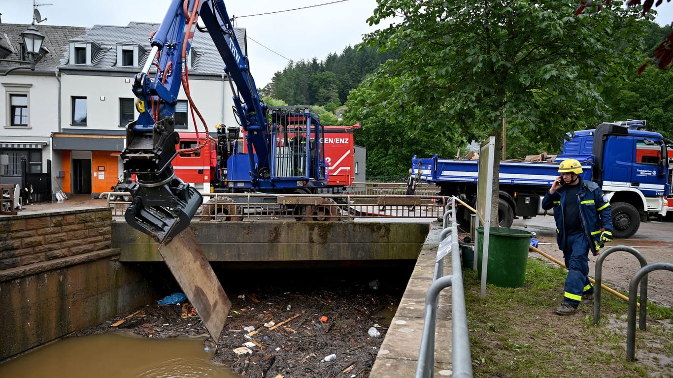Kräfte des THW bei Aufräumarbeiten in Kordel (Rheinland-Pfalz): Für Albrecht Broemme zählt die Räumung von Brücken und Straßen zu einer der Hauptaufgaben.