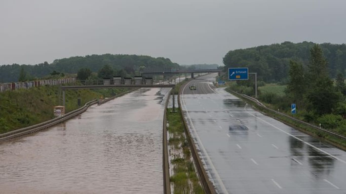 Fahrbahnen der Autobahn bei Erftstadt stehen unter Wasser (Symbolbild): Ein Kölner ist in eine Absenkung gefahren.