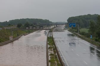 Fahrbahnen der Autobahn bei Erftstadt stehen unter Wasser (Symbolbild): Ein Kölner ist in eine Absenkung gefahren.